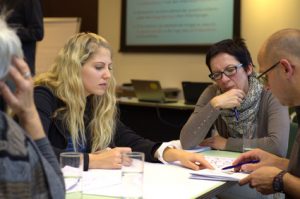 Lehrerkonferenz. In einer Schule für Hochbegabte geht es fast immer um die Individualisierung des Anspruchsniveaus einzelner Kinder, eine sehr aufwendige Arbeit für das Kollegium.